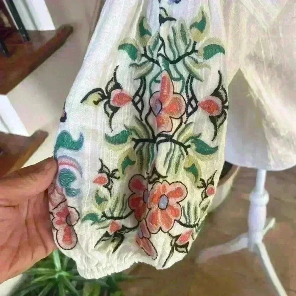 Max Studio blouse size Large. V neck white embroidered sleeves and neckline - Picture 15 of 15
